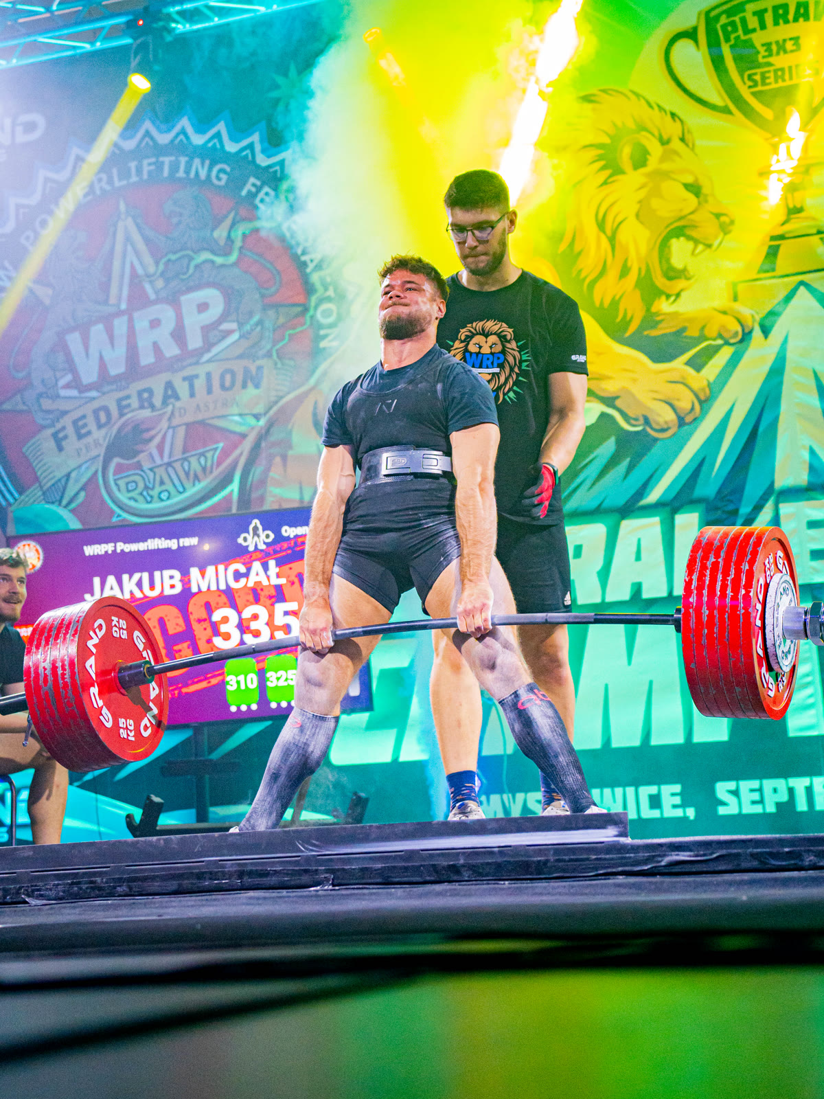 Jakub kończy martwy ciąg 335 kg na scenie WRPF
